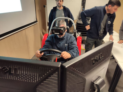 Simulación de conducción VR:  instructor y alumnos observan