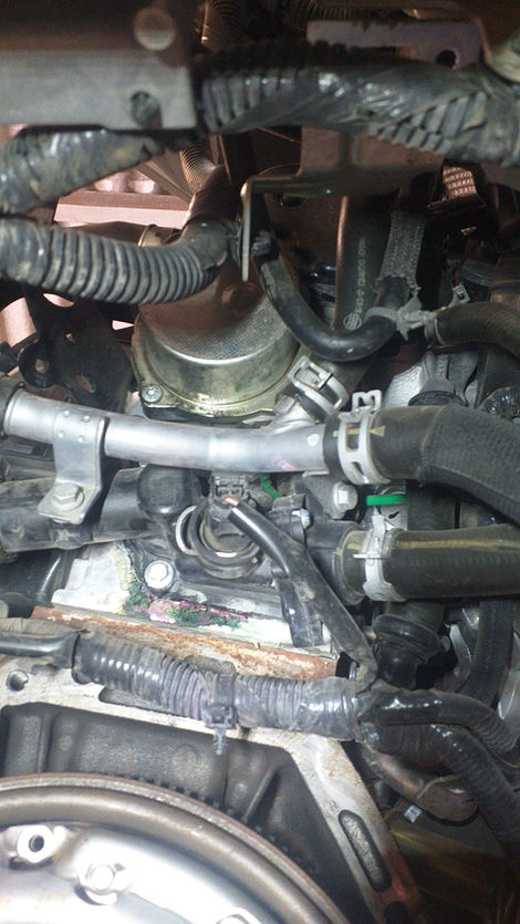 Motor de coche dañado necesita reparación