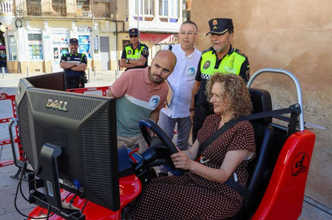 La alcaldesa de Torrent, Amparo Folgado, probando nuestros simuladores en la Semana Europea de la Movilidad