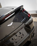 Heckansicht des braun-metallic Aston Martin Vanquish mit transparenter XPEL-Lackschutzfolie nach der Folierung bei CARAP