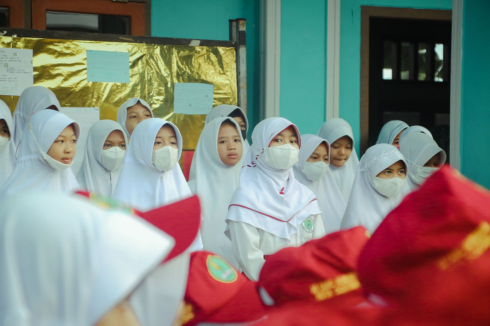 Anak-anak sekolah sedang mengikuti upacara bendera (Sumber: Unsplash)