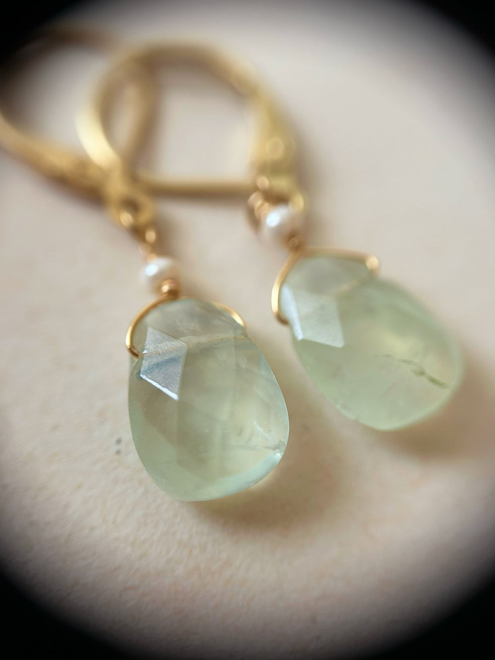 Miniatura: Orecchini con gocce sfaccettate di Prehnite