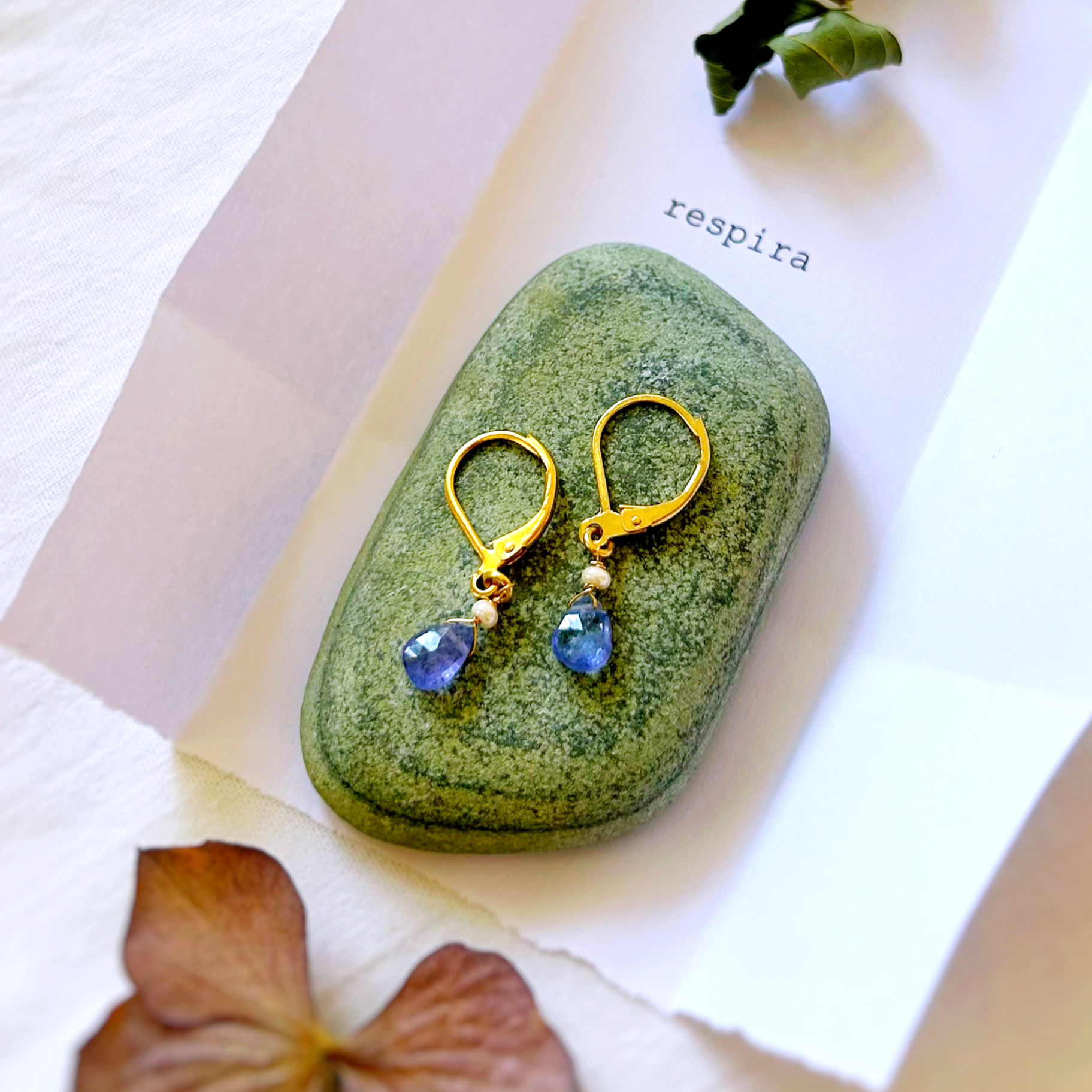 Orecchini con piccole gocce sfaccettate di Tanzanite