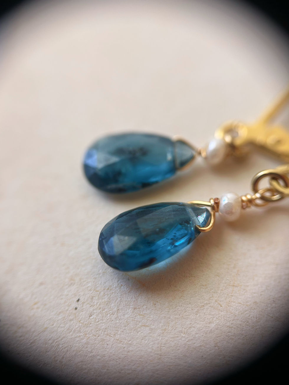 Miniatura: Orecchini con piccole gocce sfaccettate di Cianite Verde-Blu