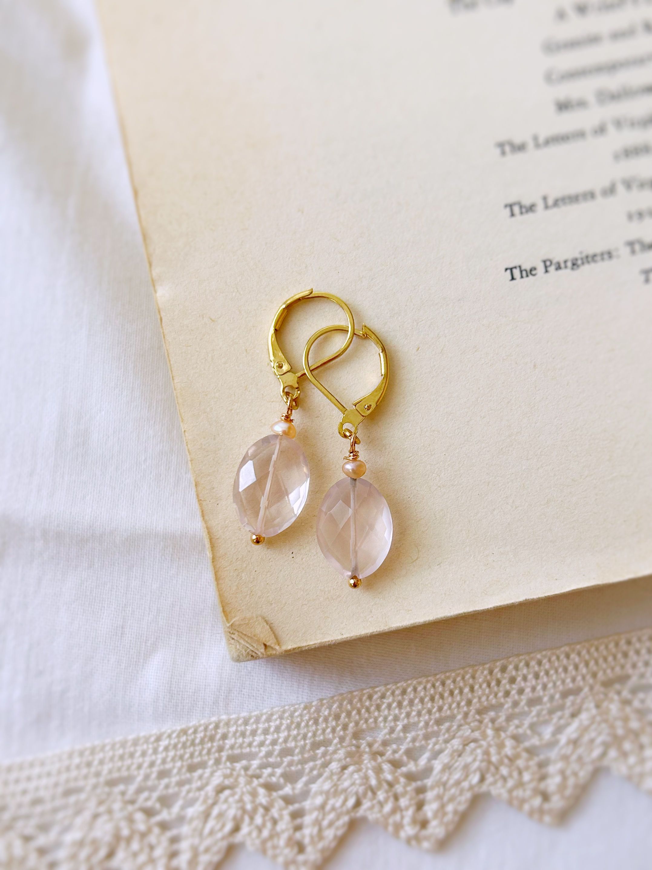 Orecchini con grosse mandorle sfaccettate di Quarzo Rosa e piccole Perle