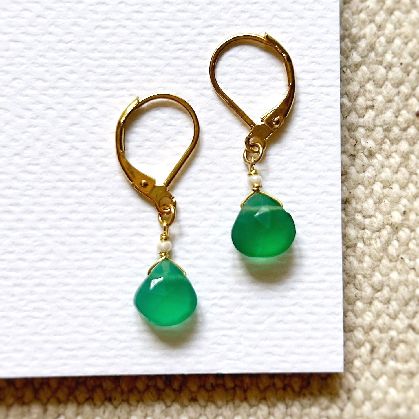 Orecchini con gocce sfaccettate di Agata Verde