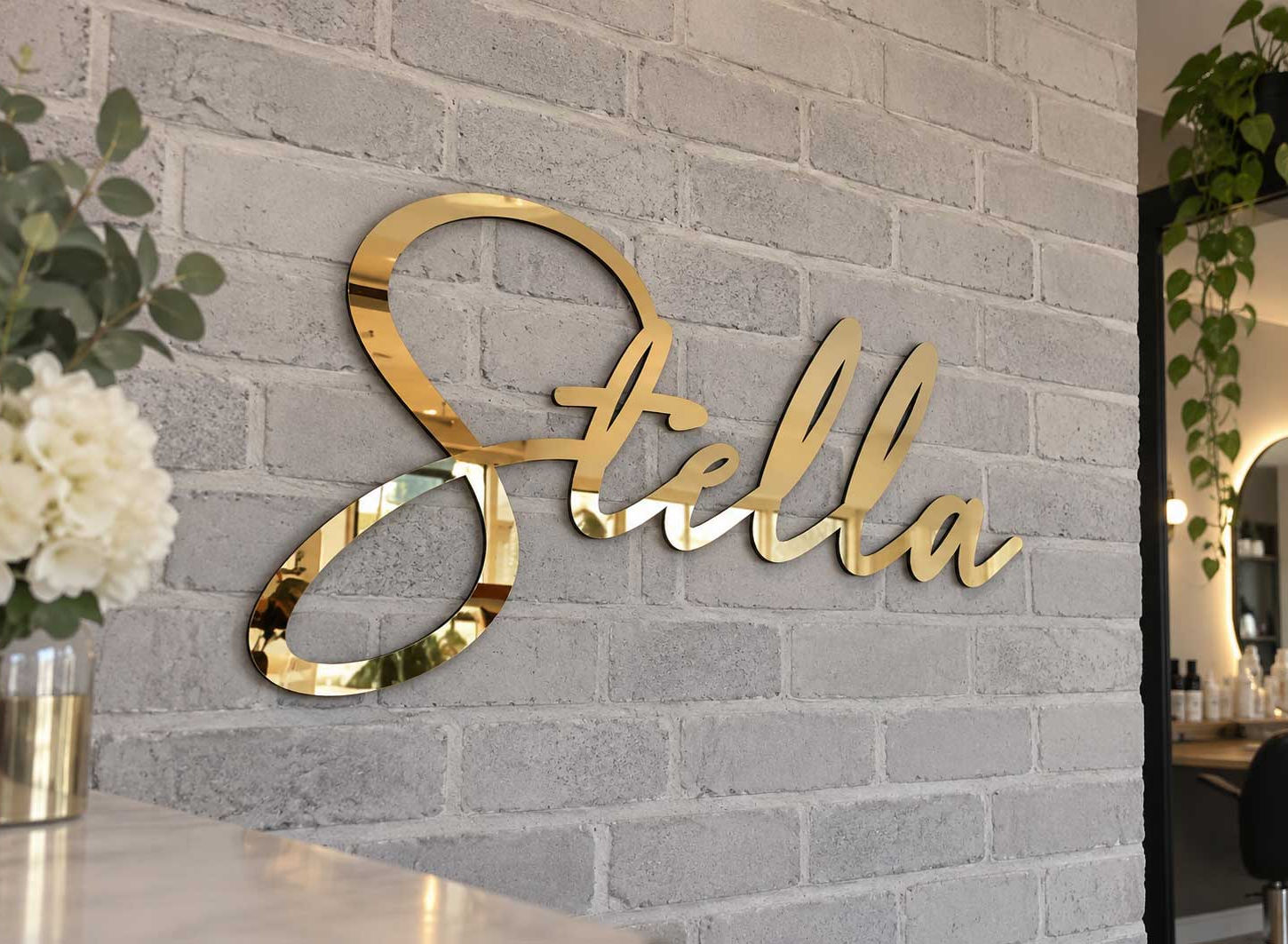 Letras de acrílico "flotante" pegadas directamente al muro