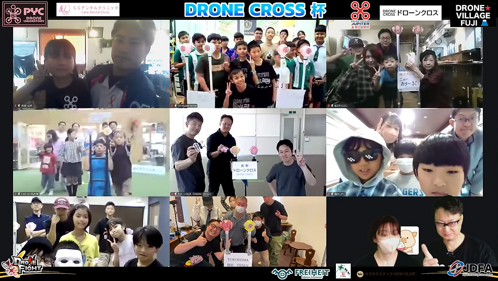 複数のグループがビデオ通話で撮影され、楽しげな雰囲気。各グループはピースサインをし、バックに「DRONE CROSS」の文字。ドローンクロスがジュニアドローン教室を開催。