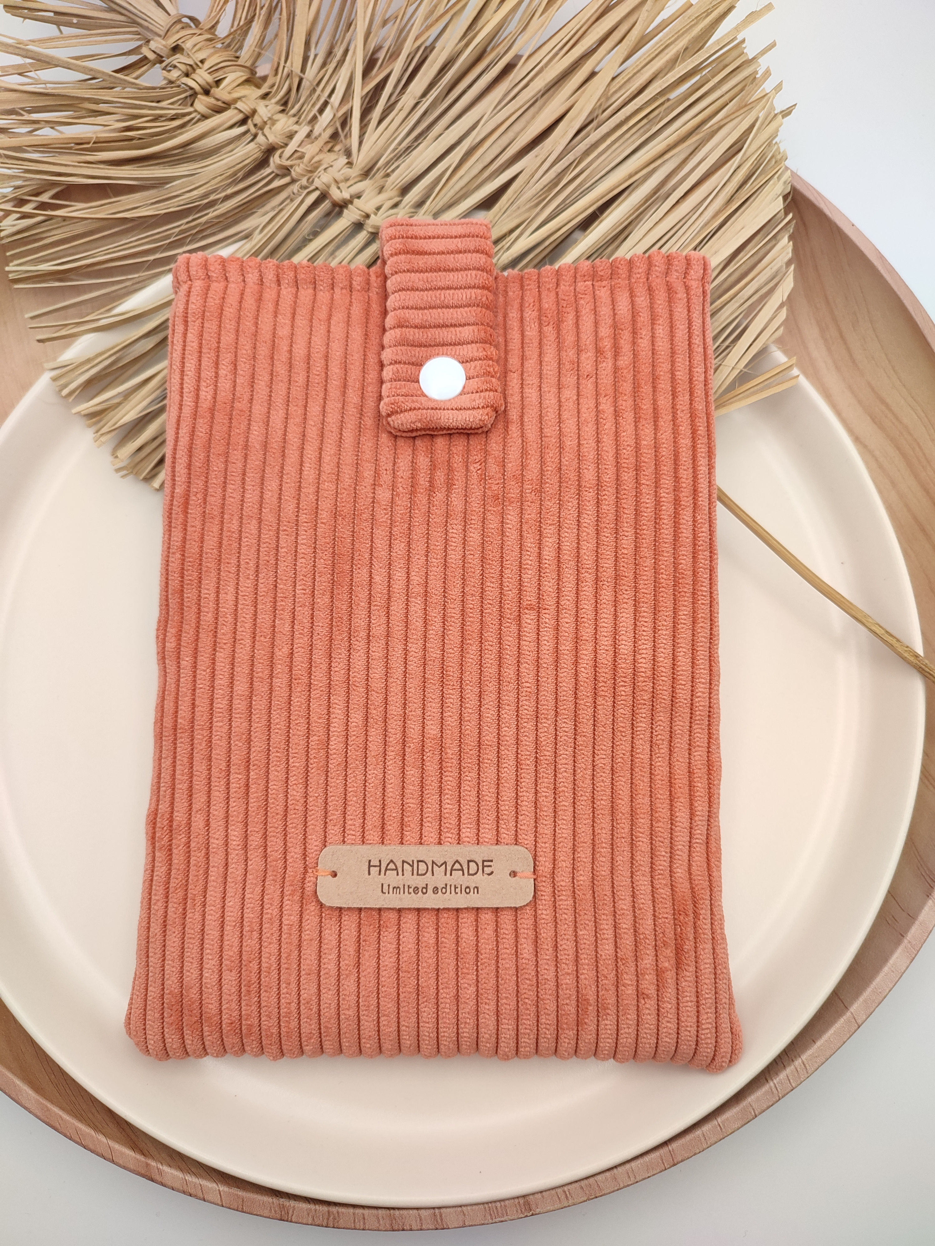 Pochette velours côtelé corail pour livre de poche et liseuse