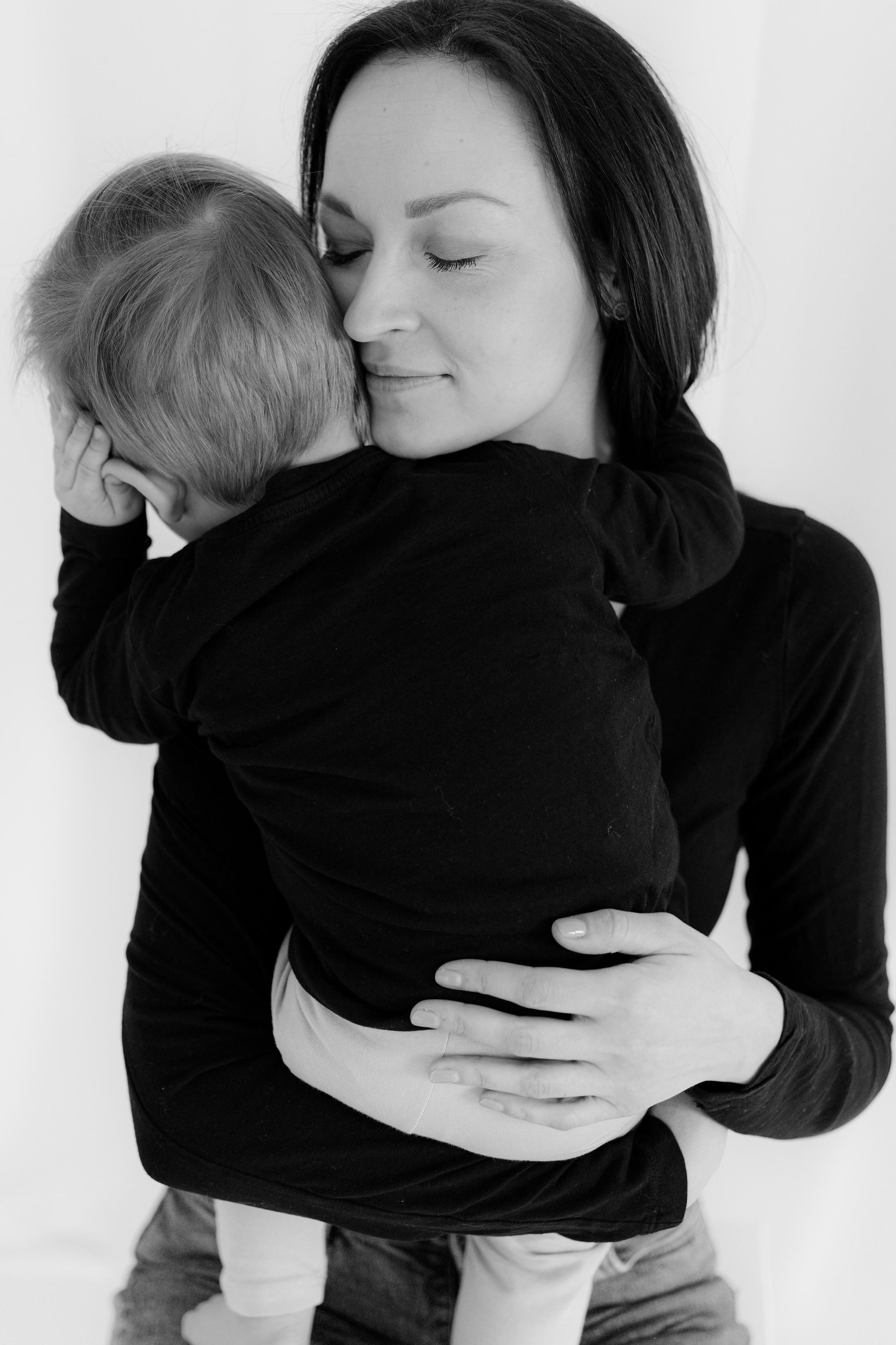 Cleane Portraitaufnahme von Mama und Kind im Fotostudio