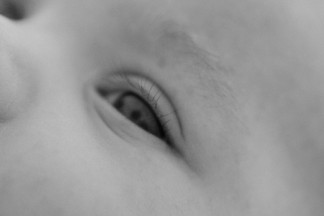 Schlichtes Newborn Shooting – Baby im Tageslichtstudio