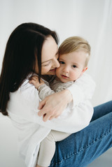 Zeitloses Mommy & Me Fotoshooting mit natürlichem Licht