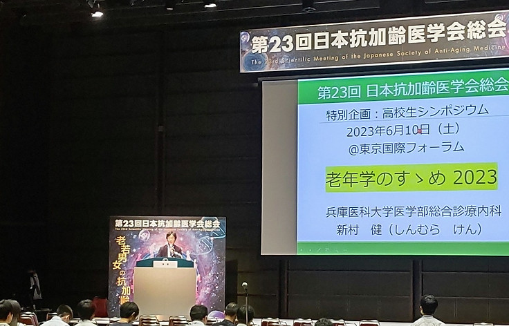 FyPJqxUakAActYJ.jpg