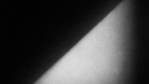 『光と影の間で』展