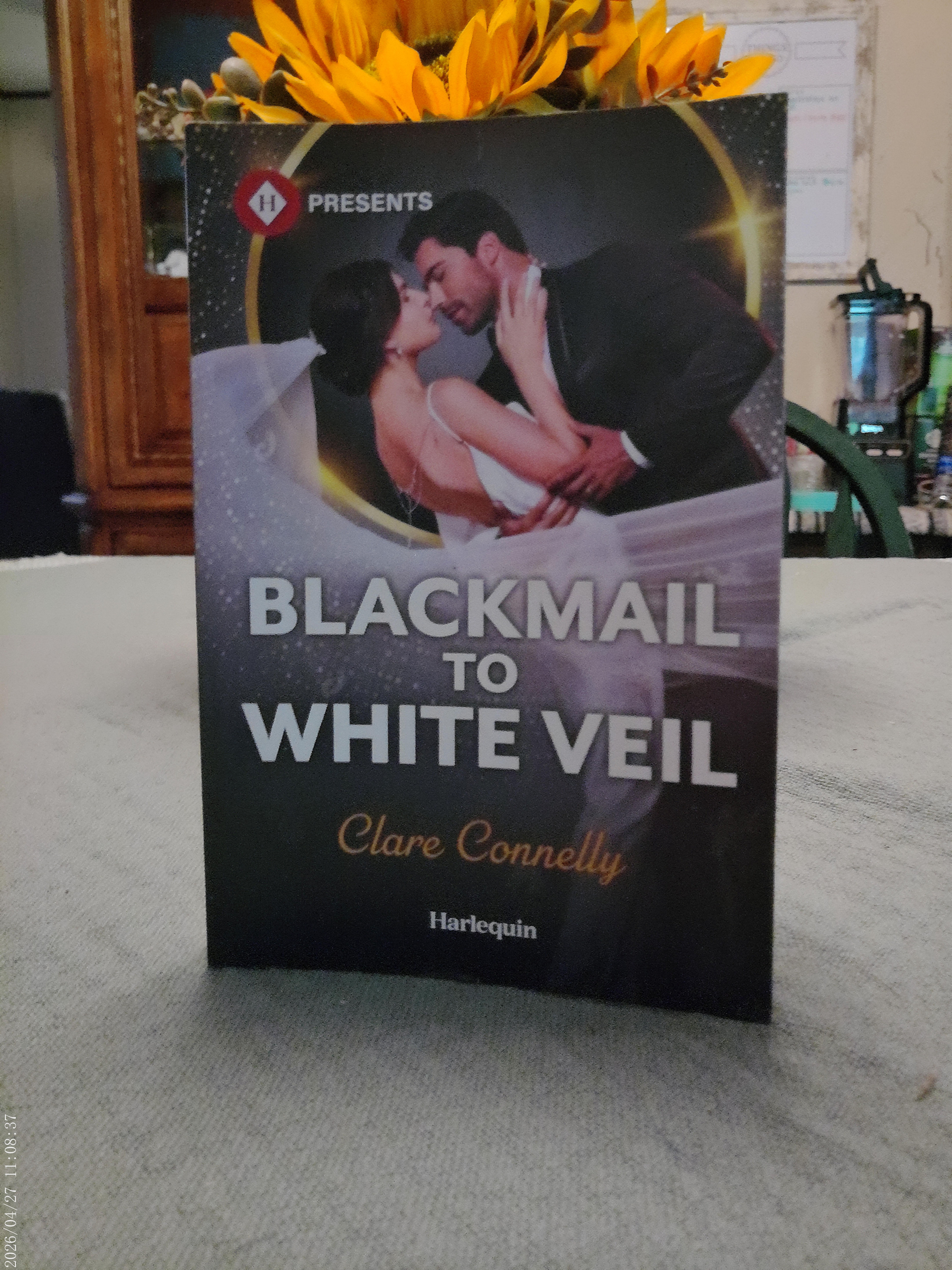 Blackmail to White Veil by Clare Connelly (Harlequin Presents) – Paperback Roman