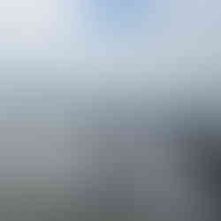 kvinde der står på paddleboard