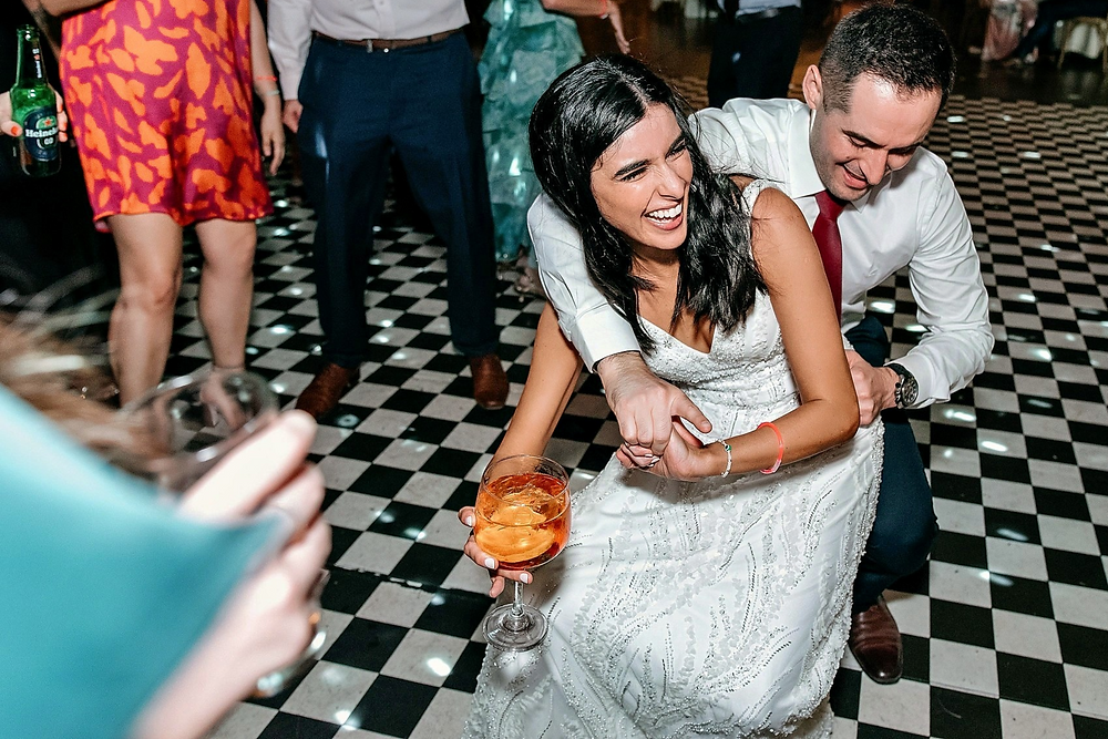 Alejandro y Marina bailando felices en su boda