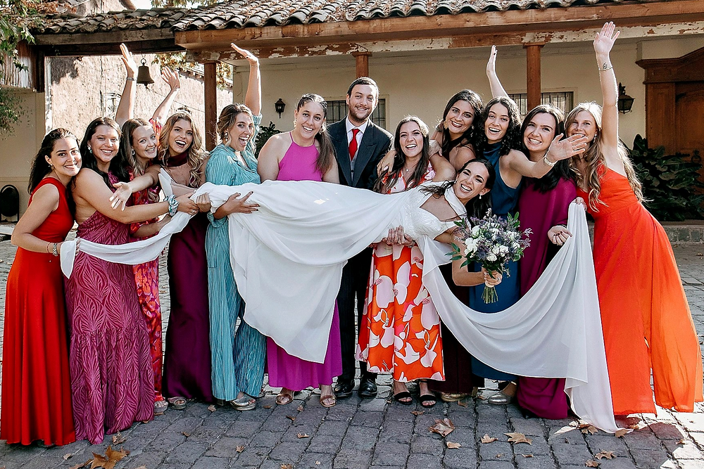 Invitados de la boda de Irene y José levantan a Irene