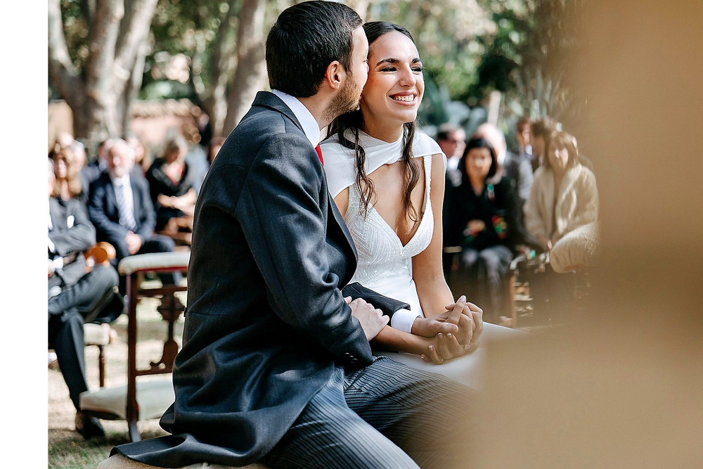 Irene y Jose en su boda, él besa su mejilla.