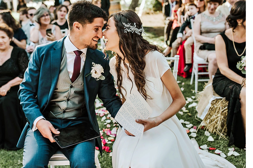 Elena y Alvaro sonriendo en su boda.