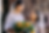 Carolina y Vanesa, las novias, se miran con ramo de girasoles.