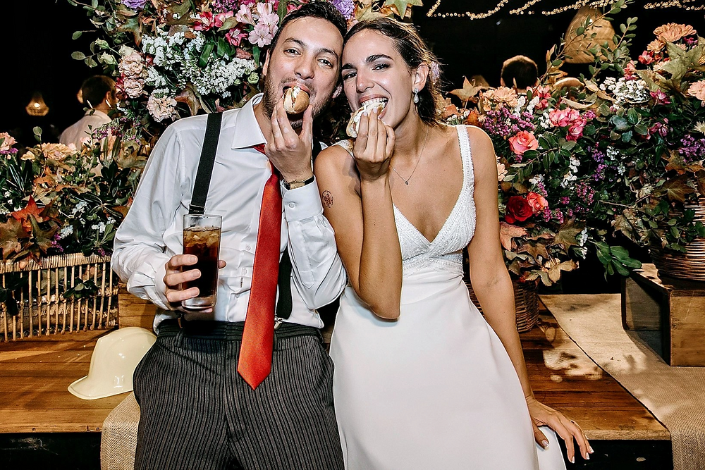Irene y Jose comiendo donuts en su boda