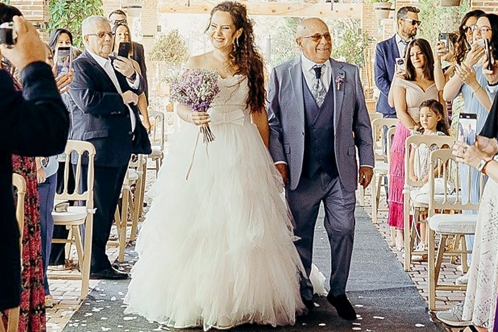 Carol y Miguel en su boda, caminando por el pasillo.