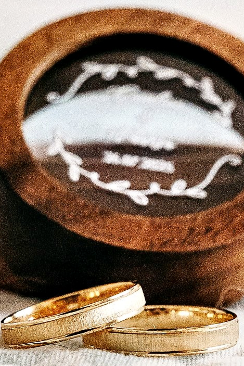 Anillos de boda de oro y estuche de madera