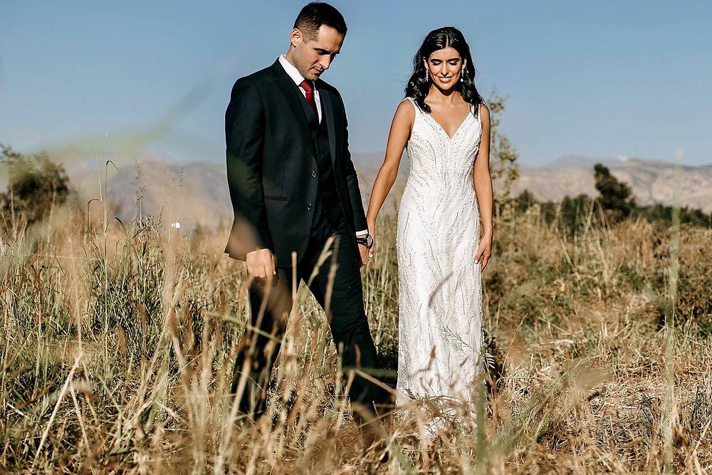 Alejandro y Marina, novios, caminan por un campo