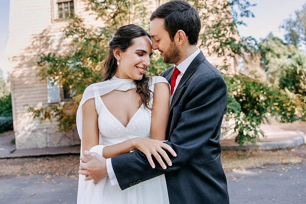 Irene y Jose abrazados en su boda