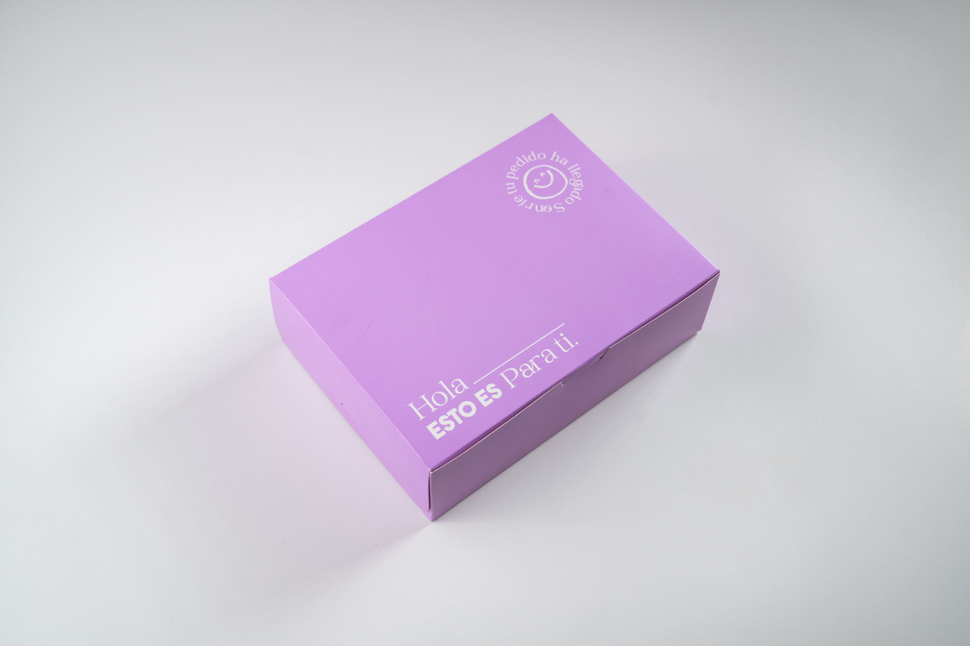 Caja cuadrada color lila mediana