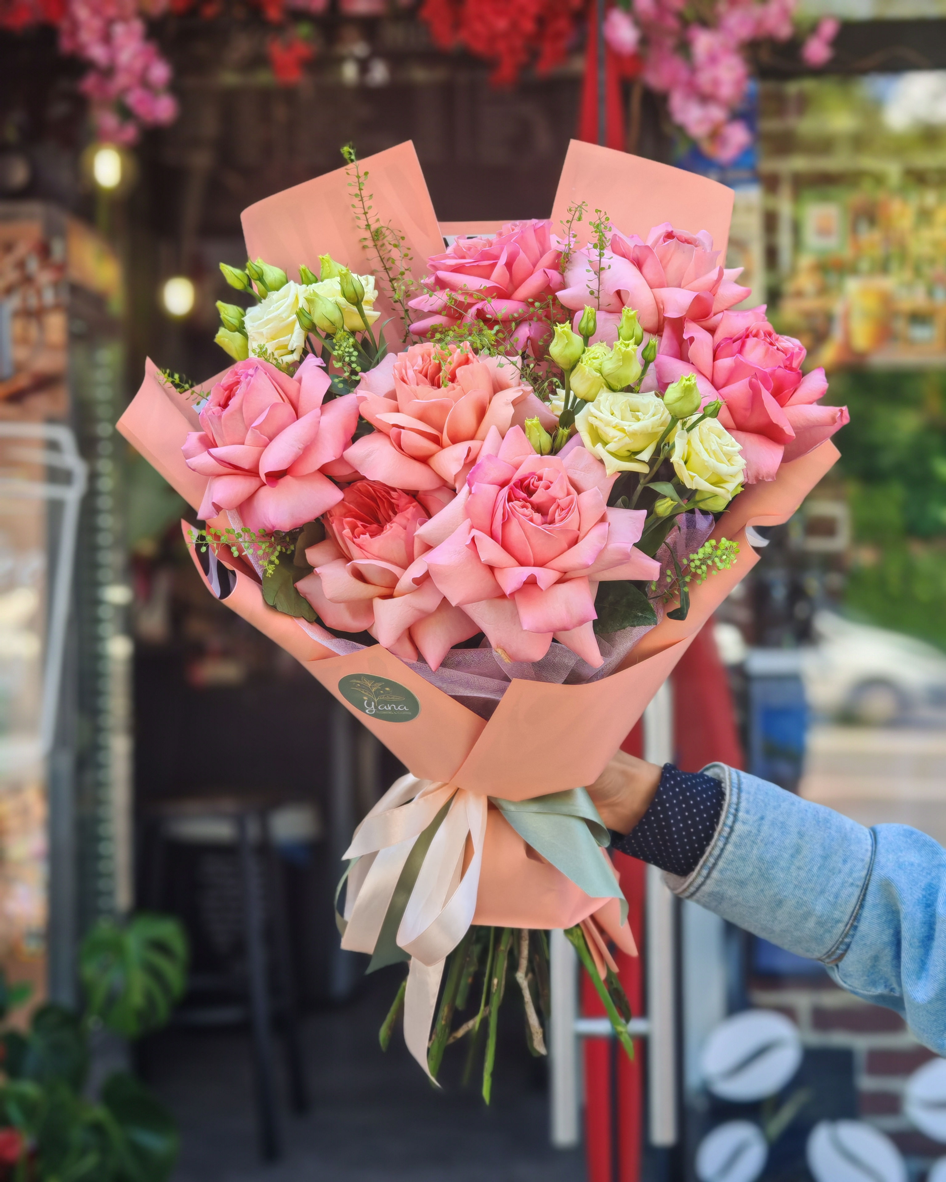 Buchet de flori roz, aranjat cu grijă, livrare flori, coroana funerara iasi