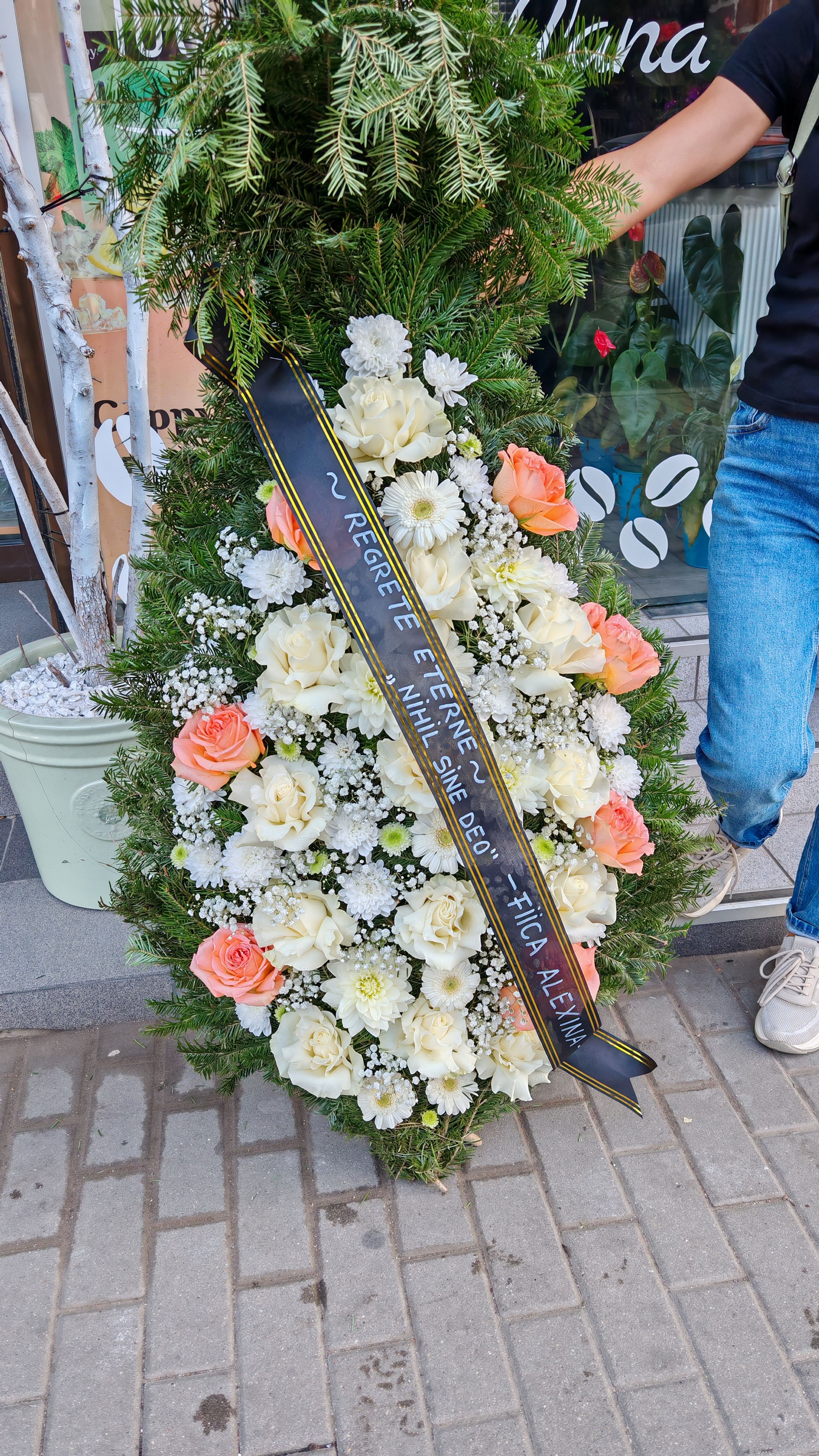 Coroană funerară cu flori albe, portocalii și verde "Dorina", aranjament cu flori naturale.