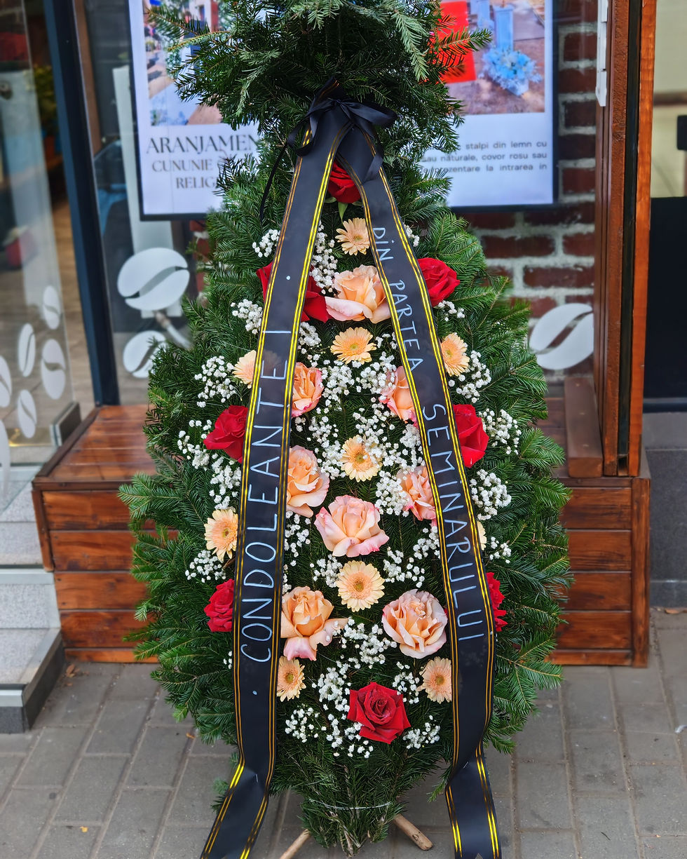Miniatură: Coroana Funerara de brad cu flori naturale, panglică neagră cu text și flori. coroana funerara iasi
