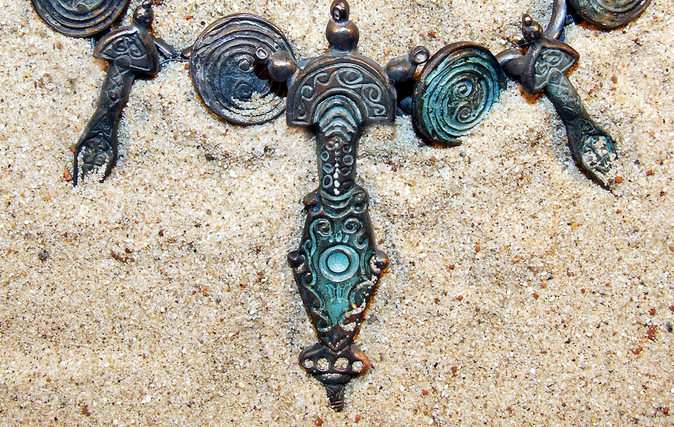 Bronzeschmuck, keltische Halskette mit Spiralmotiv