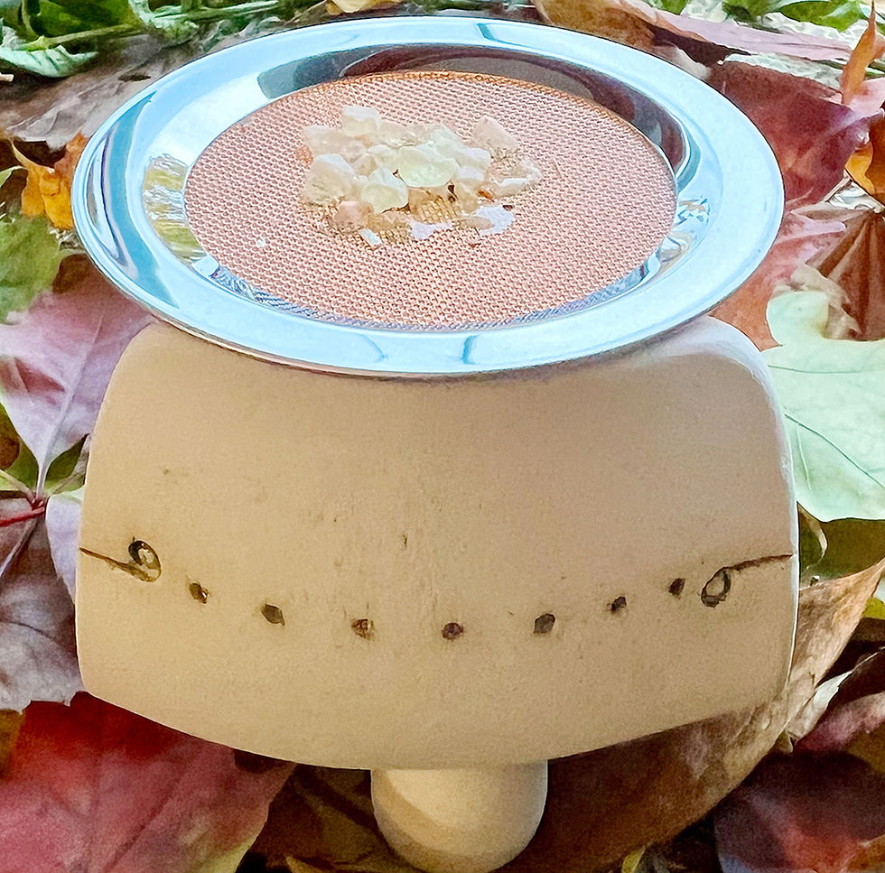 Miniaturbild: Stövchen aus heller Keramik mit Muster, Seitenansicht