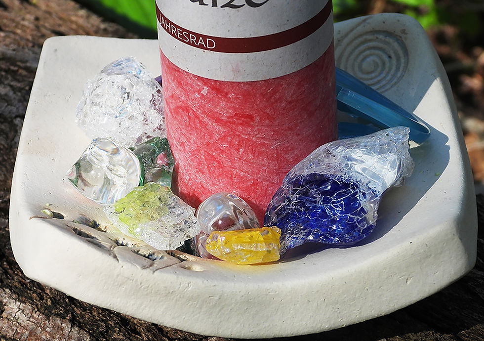 Miniaturbild: Kerzenuntersetzer hell mit Kerze und Glasdekoration