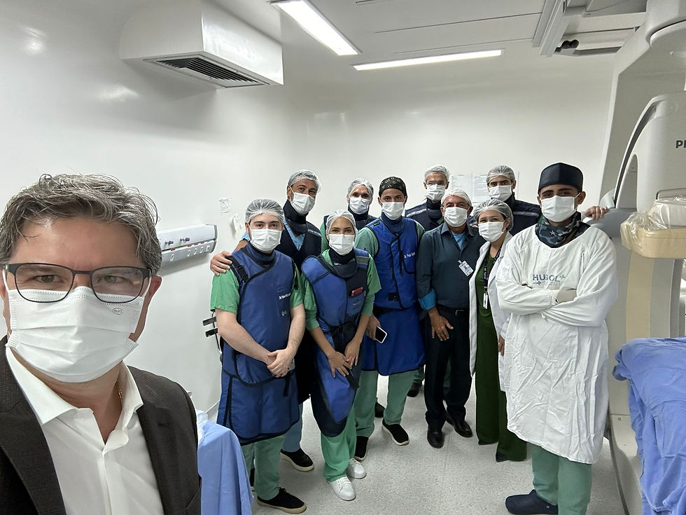 toda a equipe que trabalhou no procedimento dentro da sala de cirurgia