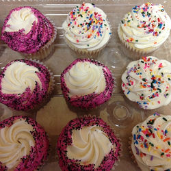 #sweetchef #vanillabean #vanillabuttercream #sprinkles #pinkandblack #sandingsugar #cupcakes