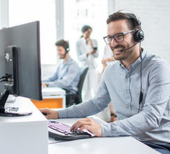 Un consulente sorridente