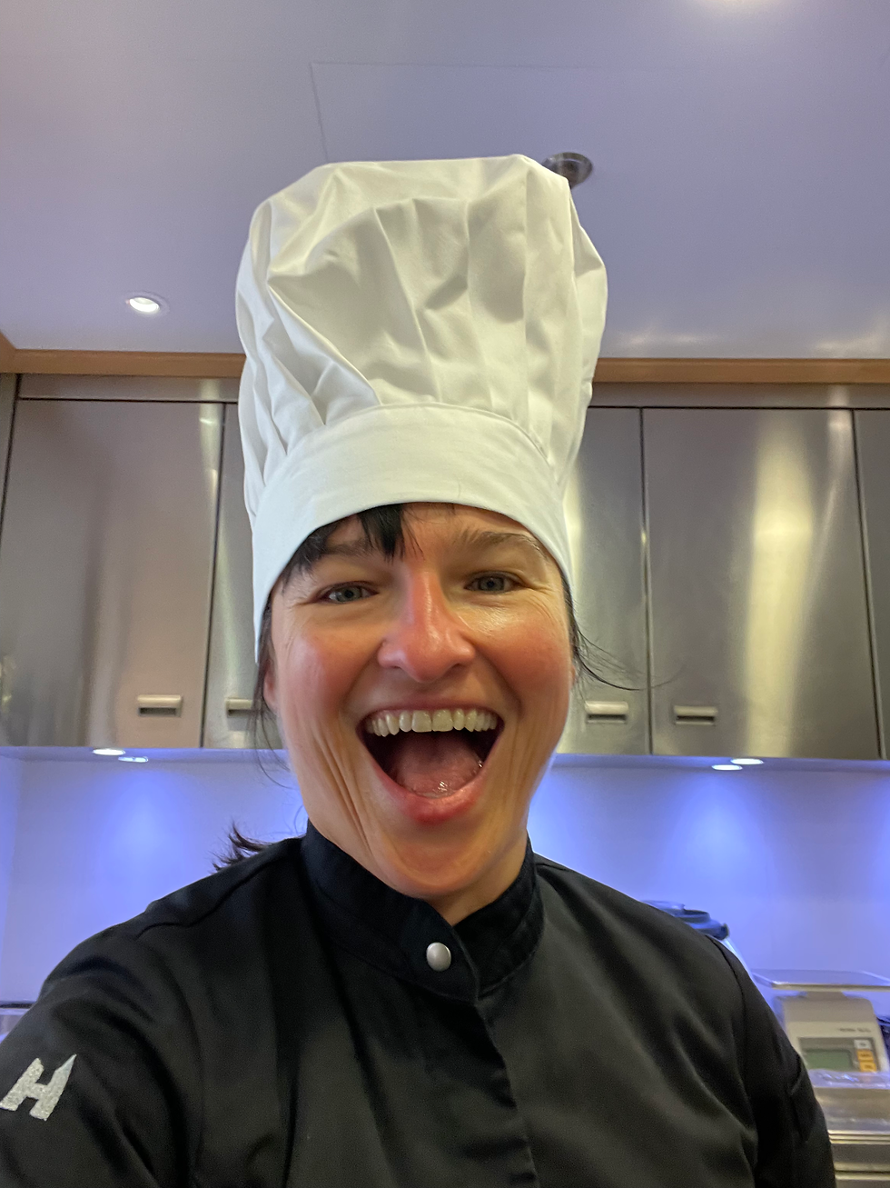 Spaß darf sein. Yachtköchin mit Kochmütze