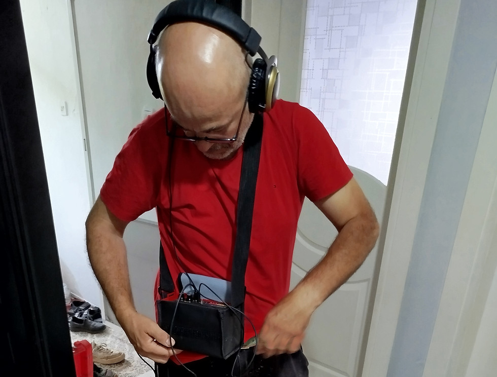 tesisat ustası, kırmızı tişörtlü, ayakta çalışırken