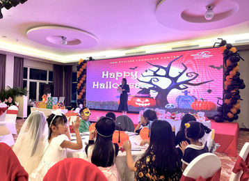 Trẻ em dự tiệc Halloween, nhìn màn hình lớn