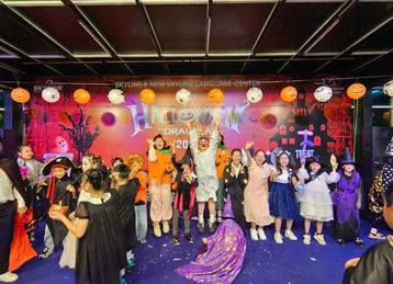 Trẻ em hóa trang Halloween vui vẻ trước phông nền HALLOWEEN SKYLINE.