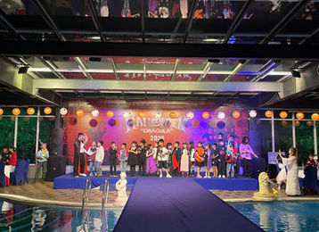 Học sinh, giáo viên Anh ngữ Skyline trên sân khấu Halloween Festival.