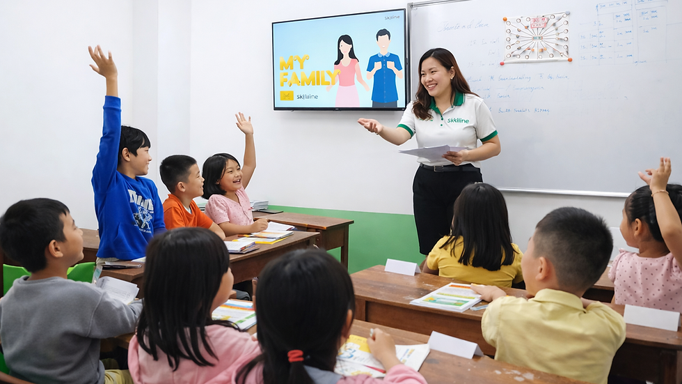 Cô giáo dạy tiếng Anh cho học sinh, một số em giơ tay phát biểu.