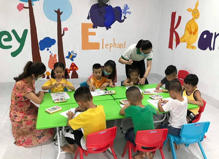 Học sinh nhỏ vẽ tranh, Monkey Elephant, trong lớp học tiếng Anh.