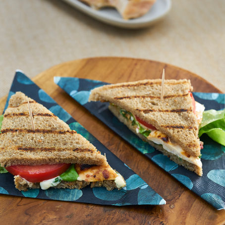 Kanapka z grillowanym kurczakiem z sałatą, pomidorami i majonezem kolendrowo-chilli