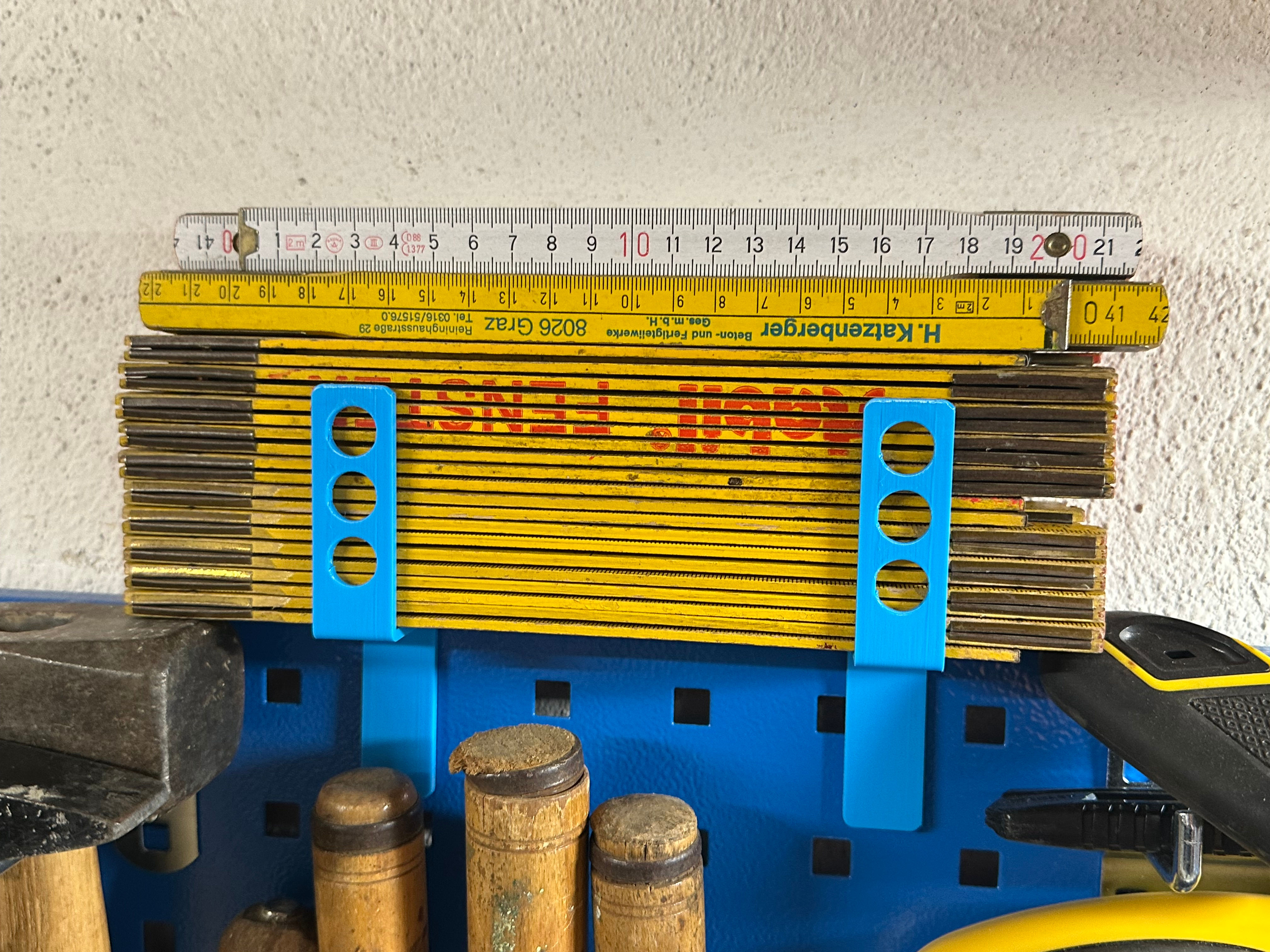 Halter für Lochblech-Wand