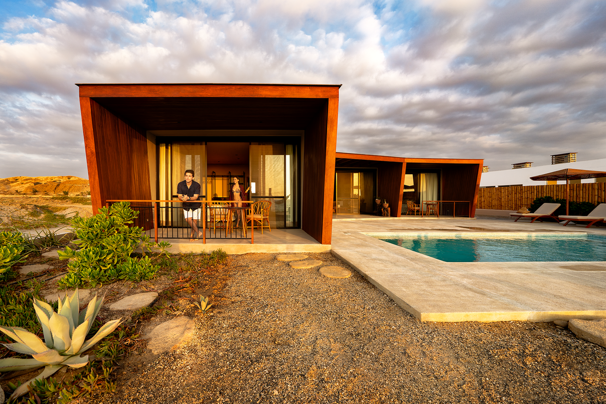 Suite moderna con piscina privada en entorno desértico, ideal para una escapada de lujo Perú.